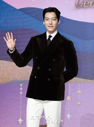 【フォト】キム・ウビン「見事なスーツの着こなし」