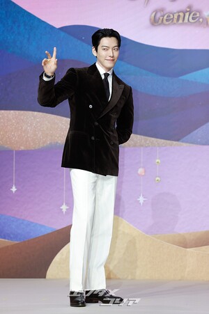 【フォト】キム・ウビン「見事なスーツの着こなし」