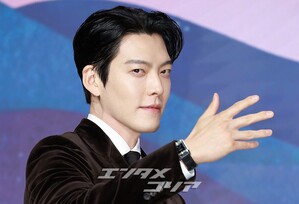 【フォト】キム・ウビン「見事なスーツの着こなし」