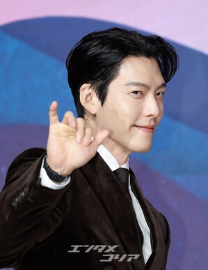 【フォト】キム・ウビン「見事なスーツの着こなし」