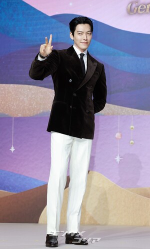 【フォト】キム・ウビン「見事なスーツの着こなし」