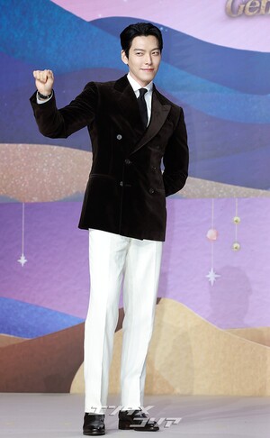 【フォト】キム・ウビン「見事なスーツの着こなし」