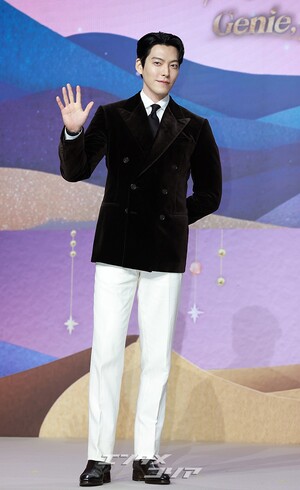 【フォト】キム・ウビン「見事なスーツの着こなし」