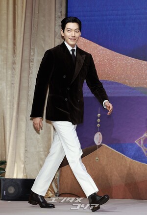 【フォト】キム・ウビン「見事なスーツの着こなし」