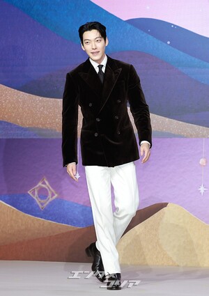 【フォト】キム・ウビン「見事なスーツの着こなし」