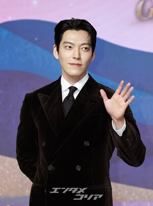 【フォト】キム・ウビン「見事なスーツの着こなし」