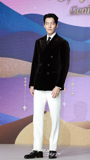 【フォト】キム・ウビン「見事なスーツの着こなし」