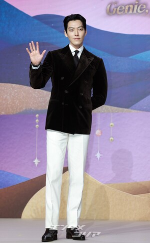 【フォト】キム・ウビン「見事なスーツの着こなし」