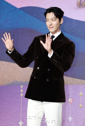 【フォト】キム・ウビン「見事なスーツの着こなし」