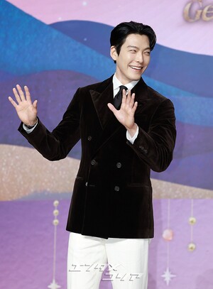 【フォト】キム・ウビン「見事なスーツの着こなし」