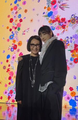 イ・ナヨンの近影公開 年齢不詳の完璧ビジュアル…デザイナーのチ・チュニと2ショット