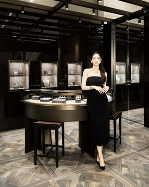 【フォト】パク・ギュヨン、黒いベアトップワンピ＆華やかなジュエリーで魅惑的ビジュアル