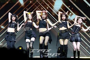 【フォト】強烈なパフォーマンスを披露するizna