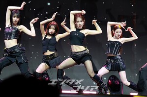 【フォト】強烈なパフォーマンスを披露するizna