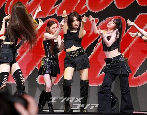 【フォト】強烈なパフォーマンスを披露するizna