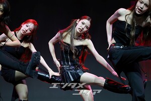 【フォト】強烈なパフォーマンスを披露するizna