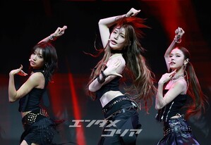 【フォト】強烈なパフォーマンスを披露するizna