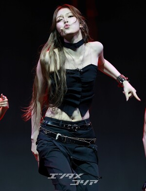 【フォト】強烈なパフォーマンスを披露するizna