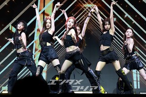 【フォト】強烈なパフォーマンスを披露するizna