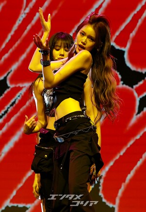 【フォト】強烈なパフォーマンスを披露するizna