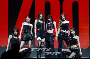 【フォト】強烈なパフォーマンスを披露するizna