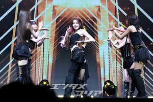 【フォト】強烈なパフォーマンスを披露するizna