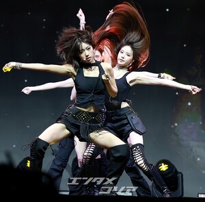 【フォト】強烈なパフォーマンスを披露するizna