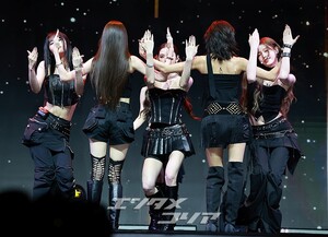 【フォト】強烈なパフォーマンスを披露するizna