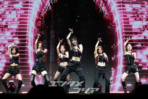 【フォト】強烈なパフォーマンスを披露するizna