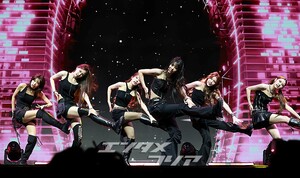 【フォト】強烈なパフォーマンスを披露するizna