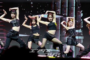 【フォト】強烈なパフォーマンスを披露するizna