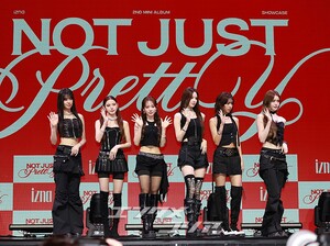 【フォト】izna、6人組に再編してから初の音楽活動…強烈に変身