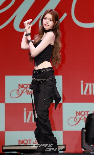 【フォト】iznaチョン・セビ、あふれる愛らしさ