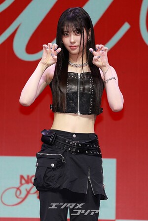 【フォト】iznaココ、愛らしくハートのポーズ