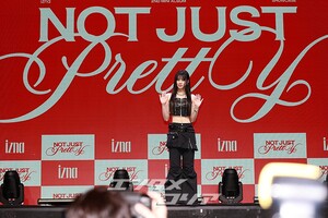 【フォト】iznaココ、愛らしくハートのポーズ