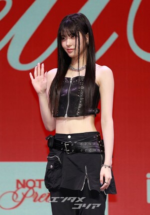 【フォト】iznaココ、愛らしくハートのポーズ