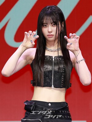 【フォト】iznaココ、愛らしくハートのポーズ