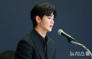 キム・スヒョン、6カ月ぶり近況報告 「一人で登山…心を落ち着かせている」