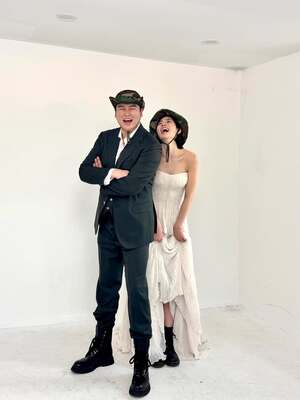 「11月結婚」イ・ジャンウ&チョ・ヘウォン 迷彩柄ハット+ブーツでウエディング写真