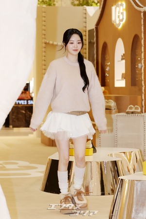 【フォト】チョ・イヒョン、UGGのシューズを履いてキュートなポーズ
