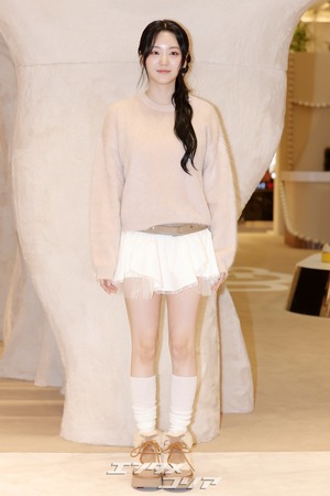 【フォト】チョ・イヒョン、UGGのシューズを履いてキュートなポーズ