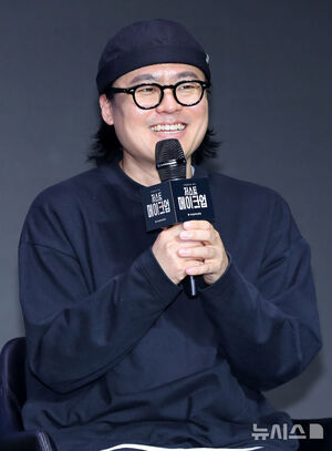 【フォト】『ジャスト・メイクアップ』制作発表会に登場したMCイ・ヒョリと審査員たち