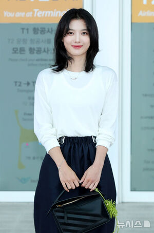 【フォト】キム・ユジョン、LOEWEのショーに出席するためパリへ