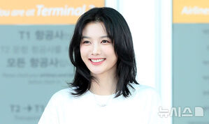 【フォト】キム・ユジョン、LOEWEのショーに出席するためパリへ