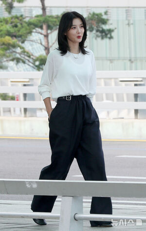 【フォト】キム・ユジョン、LOEWEのショーに出席するためパリへ