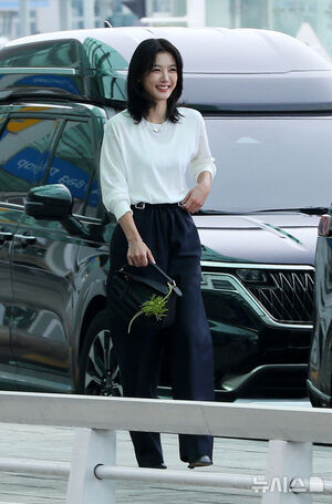 【フォト】キム・ユジョン、LOEWEのショーに出席するためパリへ