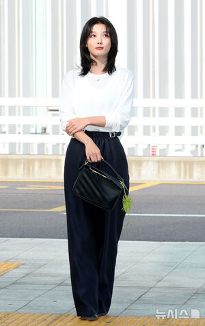 【フォト】キム・ユジョン、LOEWEのショーに出席するためパリへ