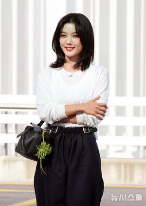 【フォト】キム・ユジョン、LOEWEのショーに出席するためパリへ