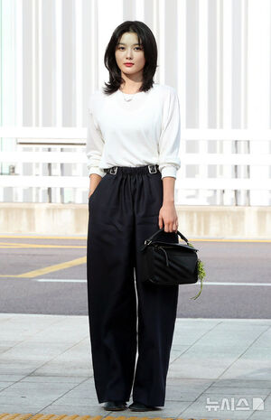 【フォト】キム・ユジョン、LOEWEのショーに出席するためパリへ