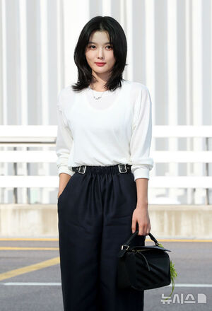 【フォト】キム・ユジョン、LOEWEのショーに出席するためパリへ